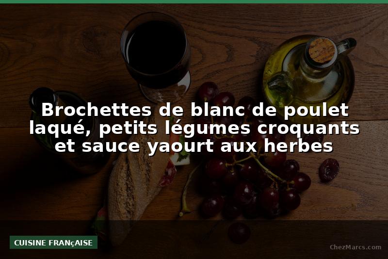 Brochettes de blanc de poulet laqué, petits légumes croquants et sauce yaourt aux herbes