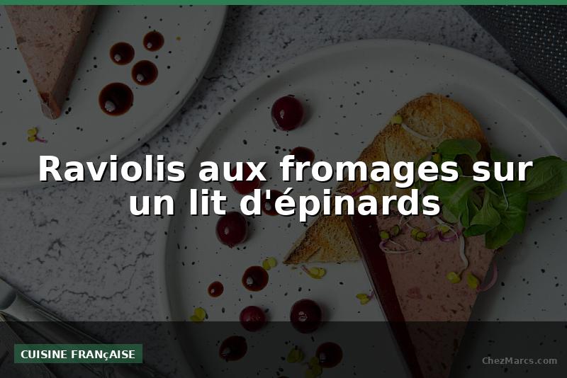 Raviolis aux fromages sur un lit d'épinards