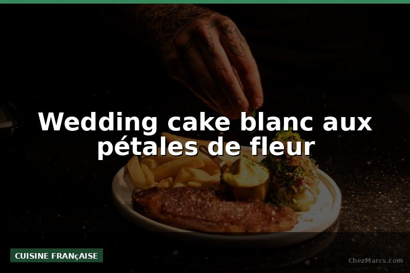 Wedding cake blanc aux pétales de fleur